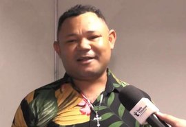 Cantor sofre acidente de moto após colidir em animal