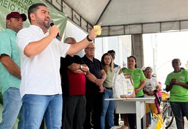 Município entrega de 10 toneladas de sementes e microtratores para produtores locais