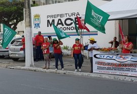 Servidores municipais interditam entrada da Secretaria de Economia