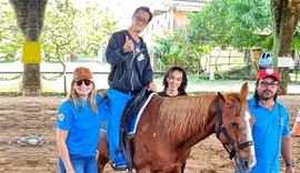 ﻿Como é a terapia com cavalos que ajuda crianças e adultos com autismo e deficiência