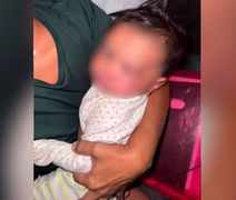 Mãe é presa suspeita de espancar filha de 8 meses e agredida por moradores
