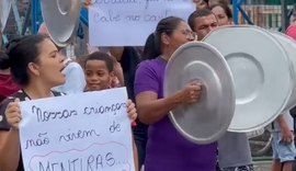 ''JHC no calor quero te ver': pais e alunos protestam contra má estrutura de escola municipal