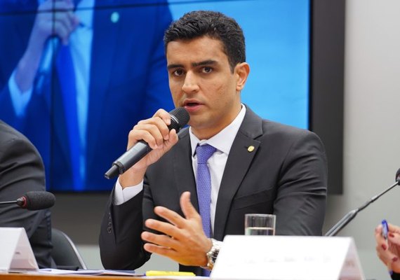 Em cima da hora, JHC desiste de comparecer a debate