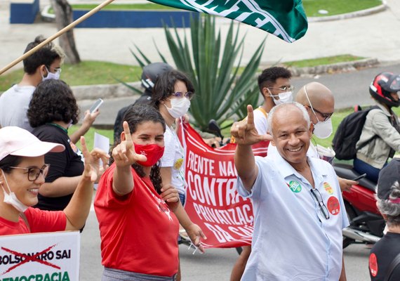 Candidato ao governo, professor Cícero participa de ato pela democracia e convoca alagoanos à luta