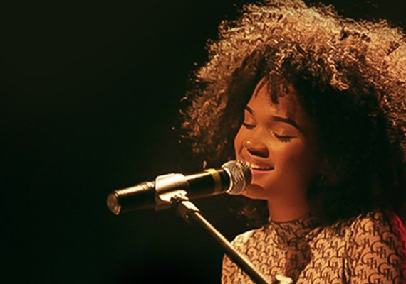 Agnes Nunes faz show pela primeira vez em Maceió