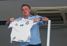 Bolsonaro diz que foi barrado de assistir jogo do Santos por não estar vacinado