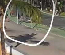 VÍDEO: carro invade faixa verde e atropela mulher que estava correndo na orla de Maceió