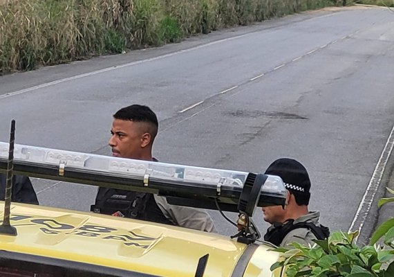 Policiais agridem motorista de ônibus escolar que levava estudantes para Maceió