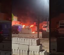 Vídeo: ambulância pega fogo no interior de Alagoas
