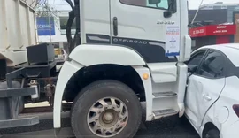 Acidente com perseguição entre caminhão e carro trava avenida em Maceió