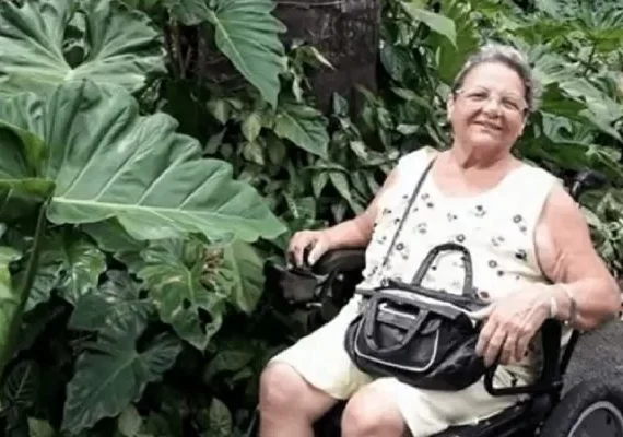 Idosa morre após ser arremessada de ônibus em movimento