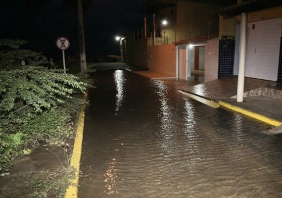 Barra Nova: Prefeitura envia máquinas para desobstruir ruas