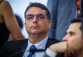 Flávio Bolsonaro teria prometido canal de TV à Veja por matéria de Vorcaro e Lula