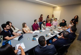 Governo de AL se reúne com emissoras de TV para discutir inclusão de intérprete de Libras