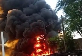 Incêndio em depósito de pneus deixa bairro às escuras e assusta moradores em Maceió