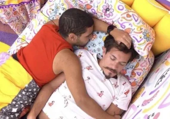 'Dormindo eu sei que não está': Vyni tenta falar com Eli sobre paredão e é ignorado