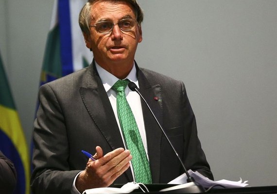 Bolsonaro sanciona projeto que cria MEI para caminhoneiros