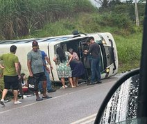 Van tomba após motorista perder o controle em curva na AL-105