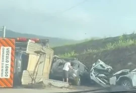 Caminhão-cegonha que carregava 11 veículos novos tomba e bloqueia trânsito em Novo Lino