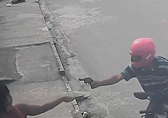 Assalto à mão armada contra mãe e filha é flagrado por câmera de segurança no Village Campestre