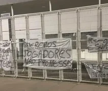 Torcedores do ASA cobram elenco e diretoria em protesto no estádio