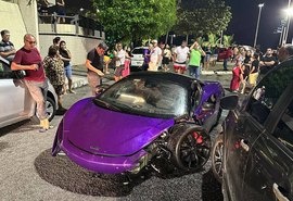 McLaren avaliada em R$ 3,8 milhões colide com carro de aplicativo na Ponta Verde
