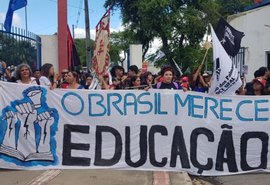 Professores e estudantes voltam a protestar contra cortes