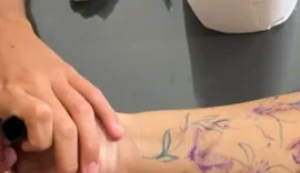 Cicatrizes ganham novas histórias com tatuagens gratuitas em Maceió