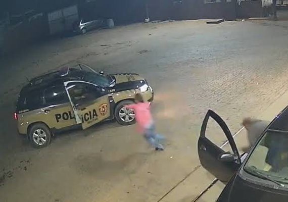 Vídeo: Mulher escapa de sequestro ao saltar de carro e pedir ajuda à PM em MG