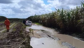 Família é resgatada após carro ficar preso em lamaçal