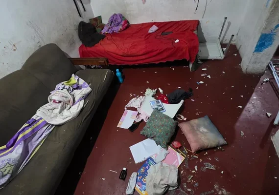 Imagens mostram destruição dentro de casa na Jatiúca após caso de violência doméstica