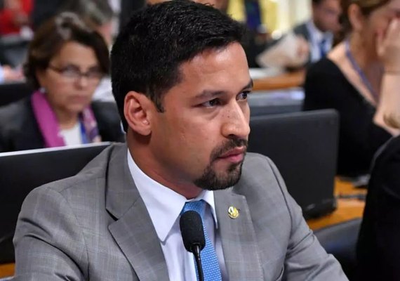 Senador erra ao criticar empréstimo de AL: “tá mal assessorado”