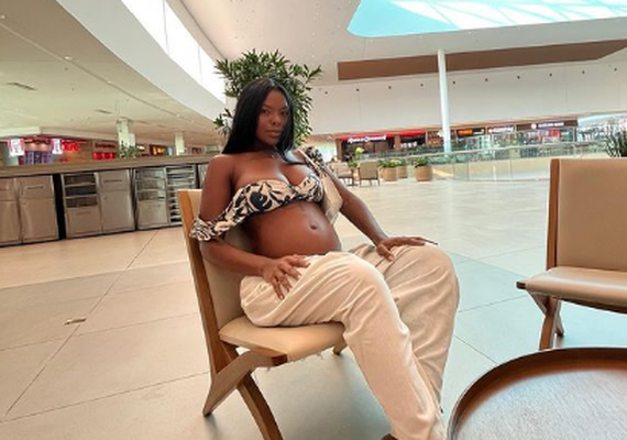 Modelo culpa cantor por estresse na gravidez e ida a hospital: “Pai de m*”