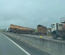 Tombamento de carreta fecha rodovia AL-220 sentido Arapiraca