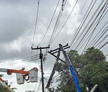 Poste de energia se parte ao meio e fica pendurado na fiação, no Tabuleiro