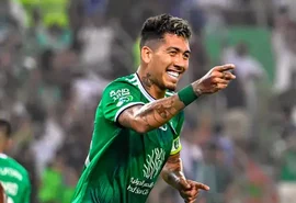 Alagoano Firmino marca três gols em sua estreia no Al-Ahli; confira