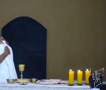 VÍDEO: Fiel sobe ao altar durante missa e abraça padre após saber da morte do neto; assista