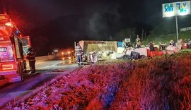 Carreta carregada com algodão tomba em curva perigosa na entrada de Flexeiras