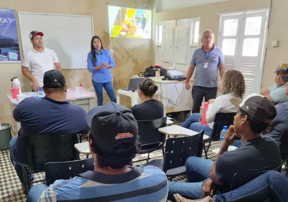 Pequenos produtores aprendem técnicas de inseminação artificial em bovinos