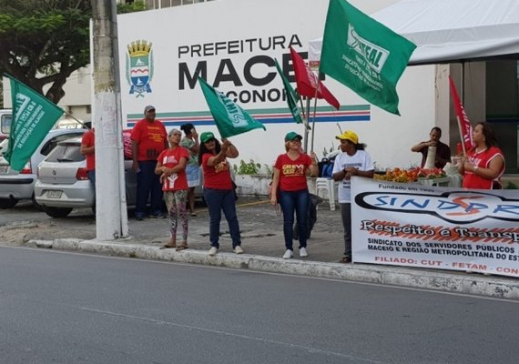 Servidores municipais interditam entrada da Secretaria de Economia