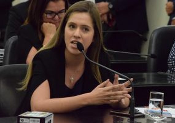 Cibele Moura pede ao governo do Estado que recupere estradas na região Norte