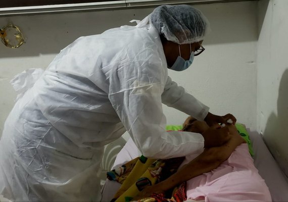 Maceió já vacinou 93% dos idosos acamados cadastrados