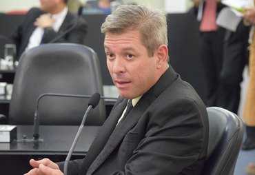 Novo presidente do PL ameaça cassar vereadores e eleva tensão com JHC