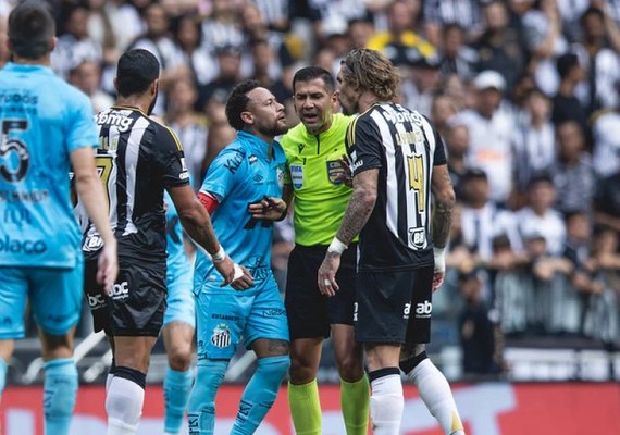 Neymar detona gramado sintético da Arena MRV após empate com o Atlético-MG; veja