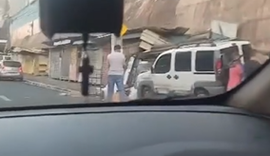 VÍDEO: Carros colidem em cruzamento no Centro e deixam banca de livros destruída