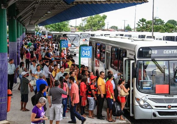 Homem é preso após se masturbar e ejacular em passageira de ônibus na parte alta de Maceió