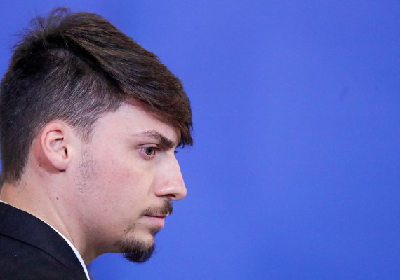 Em vídeo, Renan Bolsonaro cospe na mãe, que minimiza: 'Me respeita muito'