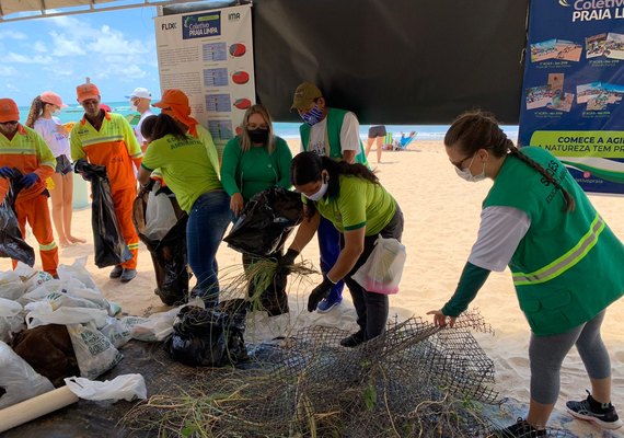 Ação da prefeitura de Maceió e Praia Limpa retira mais de 100 kg de lixo em Guaxuma