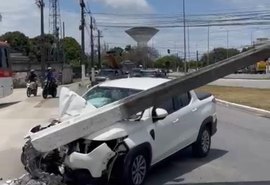 Motorista perde controle e bate carro em poste em Maceió