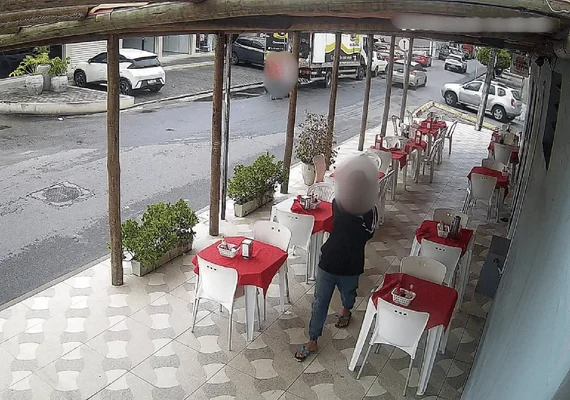 Dupla assalta restaurante em Maceió e foge após render funcionários no caixa